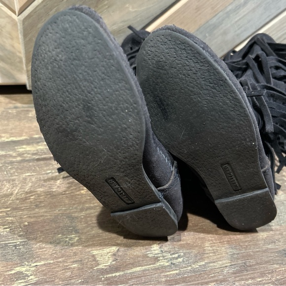 Black Wide Stitch Suede Tri-Layered Fringe Rubber Sole Women's Moccasin Boots 6 - Picture 3 of 4